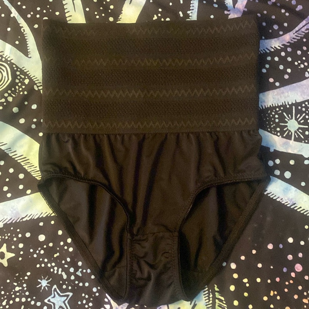 Spanks , doesn’t have size ,but it looks like s/m .